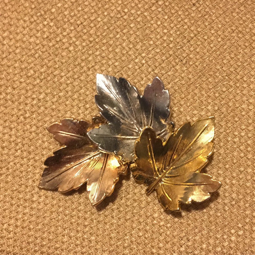 Vintage leaf brooch